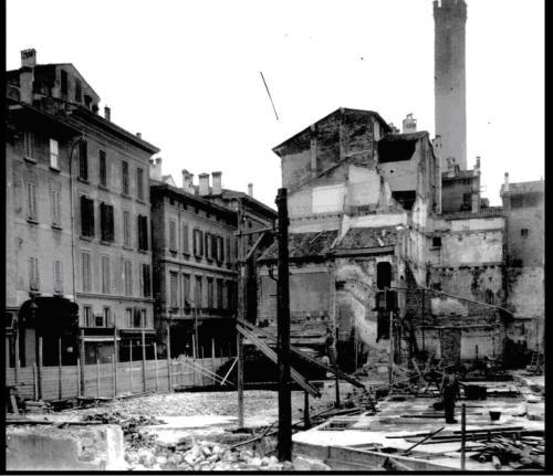 Mercato di Mezzo durante lo sventramento, Bologna